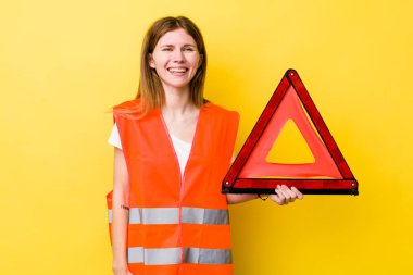 Kızıl saçlı güzel kadın mutlu ve hoş bir şekilde şaşırmış görünüyor. Araba üçgeni tehlikesi