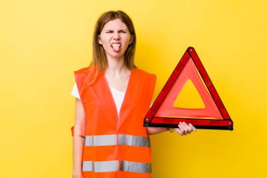 Kızıl saçlı güzel kadın iğrenmiş ve sinirlenmiş hissediyor ve dilini dışarı çıkarıyor. Araba üçgeni tehlikesi