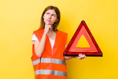 Kızıl saçlı güzel kadın düşünüyor, kuşkulu ve şaşkın hissediyor. Araba üçgeni tehlikesi