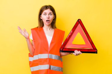 Kızıl saçlı güzel kadın çok şaşırmış ve şok olmuş hissediyor. Araba üçgeni tehlikesi