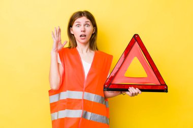 Kızıl saçlı güzel kadın ellerini havaya kaldırarak çığlık atıyor. Araba üçgeni tehlikesi