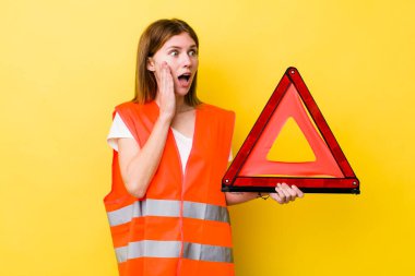 Kızıl saçlı güzel kadın mutlu, heyecanlı ve şaşırmış hissediyor. Araba üçgeni tehlikesi