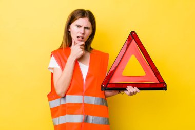 Kızıl saçlı, ağzı ve gözleri açık, eli çenesinde güzel bir kadın. Araba üçgeni tehlikesi