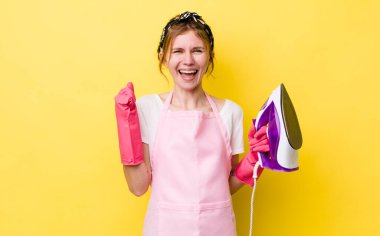 Kızıl saçlı güzel kadın şok olmuş hissediyor, gülüyor ve başarıyı kutluyor. kahya konsepti