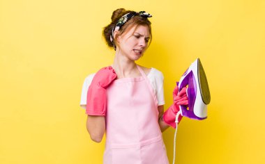 Kızıl saçlı güzel kadın stresli, endişeli, yorgun ve hayal kırıklığına uğramış hissediyor. kahya konsepti