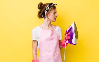 Profil bakışlı kızıl saçlı güzel kadın hayal mi kuruyor yoksa hayal mi kuruyor? kahya konsepti