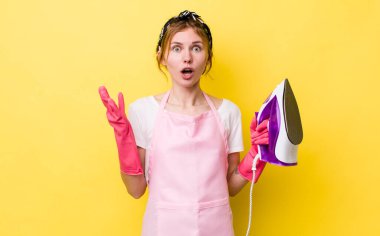 Kızıl saçlı güzel kadın inanılmaz bir sürprizle şaşkına dönmüş ve hayrete düşmüştü. kahya konsepti