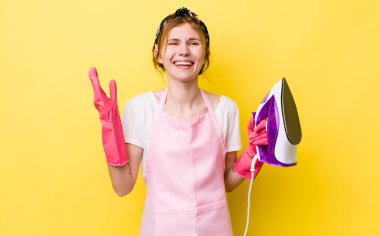 Kızıl saçlı güzel kadın kendini mutlu hissediyor, bir çözüm ya da fikir bulduğuna şaşırıyor. kahya konsepti