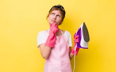 Kızıl saçlı güzel kadın düşünüyor, kuşkulu ve şaşkın hissediyor. kahya konsepti