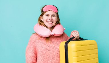 Kızıl saçlı güzel kadın mutlu bir şekilde gülümsüyor, eli kalçasında ve kendinden emin. uçuş yolcu kavramı