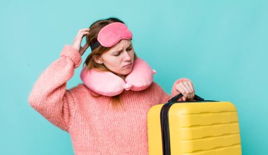 Kızıl saçlı güzel kadın mutlu bir şekilde gülümsüyor ve hayal kuruyor ya da şüphe ediyor. uçuş yolcu kavramı