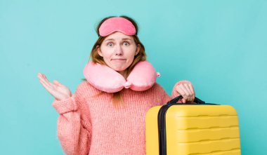 Kızıl saçlı güzel kadın şaşkın, şaşkın ve şüpheci hissediyor. uçuş yolcu kavramı