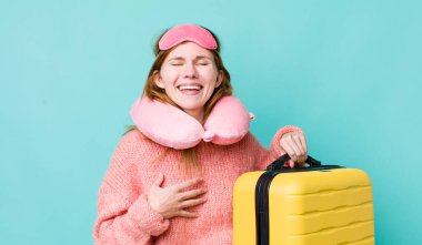 Kızıl saçlı güzel bir kadın komik bir şakaya yüksek sesle gülüyor. uçuş yolcu kavramı