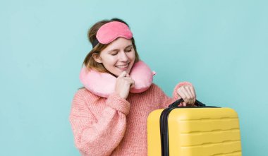 Kızıl saçlı, güzel bir kadın mutlu, kendinden emin, elleri çenesinde gülümsüyor. uçuş yolcu kavramı