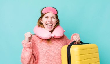 Kızıl saçlı güzel kadın şok olmuş hissediyor, gülüyor ve başarıyı kutluyor. uçuş yolcu kavramı