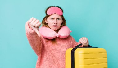 Kızıl saçlı, güzel bir kadın kendini kötü hissediyor, baş parmağını kaldırıyor. uçuş yolcu kavramı