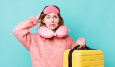 Kızıl saçlı güzel kadın stresli, endişeli ya da korkmuş, elleri başının üstünde. uçuş yolcu kavramı