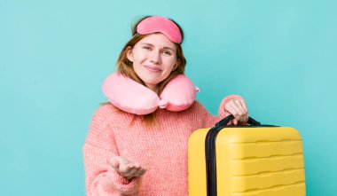 Kızıl saçlı, güzel bir kadın arkadaşça gülümsüyor ve bir konsept sunuyor. uçuş yolcu kavramı