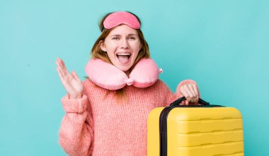 Kızıl saçlı güzel kadın kendini mutlu hissediyor ve inanılmaz bir şeye hayret ediyor. uçuş yolcu kavramı