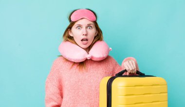 Kızıl saçlı güzel kadın çok şaşırmış ya da şaşkın görünüyor. uçuş yolcu kavramı