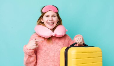 Kızıl saçlı güzel bir kadın mutlu hissediyor ve heyecanla kendini işaret ediyor. uçuş yolcu kavramı