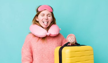 Kızıl saçlı, güzel, neşeli ve asi tavırlı, şaka yapan ve dilini dışarı çıkaran bir kadın. uçuş yolcu kavramı