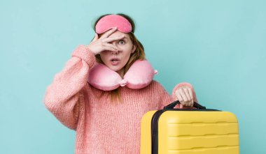 Kızıl saçlı güzel bir kadın şok olmuş, korkmuş ya da korkmuş görünüyor. uçuş yolcu kavramı