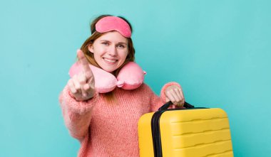 Kızıl saçlı güzel kadın gururla gülümsüyor ve kendinden emin bir numara oluyor. uçuş yolcu kavramı