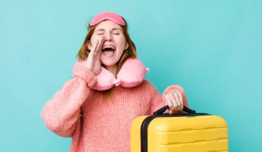 Kızıl saçlı, güzel bir kadın kendini mutlu hissediyordu. Elleri ağzının kenarında bağırıyordu. uçuş yolcu kavramı