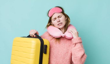 Kızıl saçlı güzel kadın stresli, endişeli, yorgun ve hayal kırıklığına uğramış hissediyor. uçuş yolcu kavramı