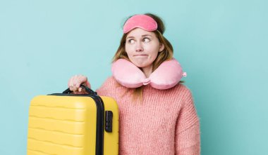 Kızıl saçlı güzel kadın omuz silkiyor, kafası karışık ve kararsız. uçuş yolcu kavramı