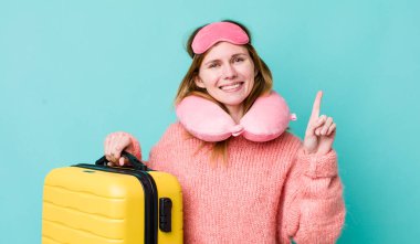 Kızıl saçlı güzel kadın gülümsüyor ve arkadaş canlısı görünüyor, bir numarayı gösteriyor. uçuş yolcu kavramı