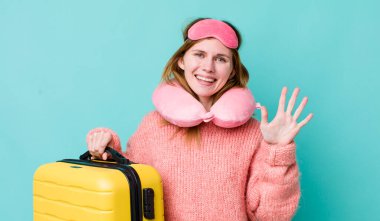 Kızıl saçlı güzel kadın gülümsüyor ve arkadaş canlısı görünüyor, beş numarayı gösteriyor. uçuş yolcu kavramı