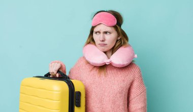 Kızıl saçlı, güzel bir kadın üzgün, üzgün ya da kızgın ve yana bakıyor. uçuş yolcu kavramı