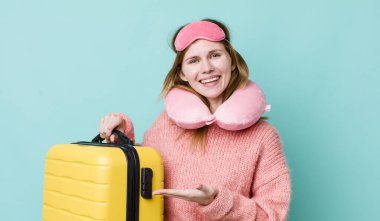 kızıl saçlı güzel bir kadın neşeli bir şekilde gülümsüyor, mutlu hissediyor ve bir konsept gösteriyor. uçuş yolcu kavramı