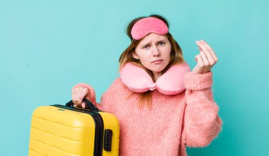 Kızıl saçlı, güzel bir kadın kapiş ya da para hareketi yapıyor, sana ödemeni söylüyor. uçuş yolcu kavramı