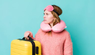 Profil bakışlı kızıl saçlı güzel kadın hayal mi kuruyor yoksa hayal mi kuruyor? uçuş yolcu kavramı