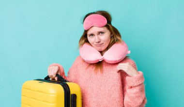 Kızıl saçlı güzel kadın kibirli, başarılı, pozitif ve gururlu görünüyor. uçuş yolcu kavramı