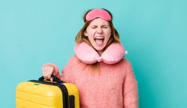 Kızıl saçlı, güzel bir kadın agresif bir şekilde bağırıyor, çok kızgın görünüyor. uçuş yolcu kavramı