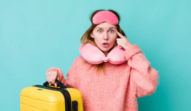 Kızıl saçlı güzel kadın şaşırmış görünüyor, yeni bir düşünce, fikir ya da konsept fark ediyor. uçuş yolcu kavramı