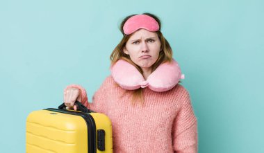 Kızıl saçlı, güzel bir kadın üzgün ve mızmızlanıyor. Mutsuz bir bakışı var ve ağlıyor. uçuş yolcu kavramı