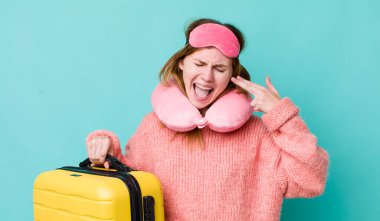 Kızıl saçlı güzel bir kadın mutsuz ve stresli görünüyor, intihar jesti silah işareti yapıyor. uçuş yolcu kavramı