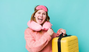 Kızıl saçlı güzel bir kadın kendini mutlu hissediyor ve bir meydan okumayla yüzleşiyor ya da kutluyor. uçuş yolcu kavramı