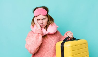 Kızıl saçlı, güzel bir kadın bıkkın, yorgun ve uykulu hissediyor. uçuş yolcu kavramı