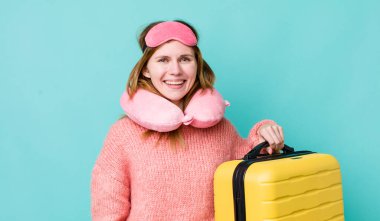 Kızıl saçlı güzel kadın mutlu ve hoş bir şekilde şaşırmış görünüyor. uçuş yolcu kavramı