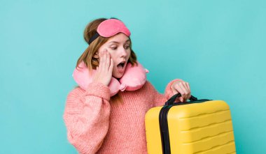 Kızıl saçlı güzel kadın mutlu, heyecanlı ve şaşırmış hissediyor. uçuş yolcu kavramı