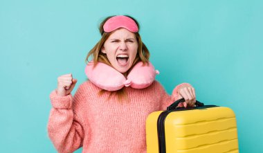 Kızıl saçlı güzel bir kadın sinirli bir ifadeyle agresif bir şekilde bağırıyor. uçuş yolcu kavramı