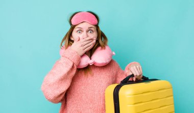 Kızıl saçlı, güzel bir kadın elleri ile ağzını kapatıyor. uçuş yolcu kavramı