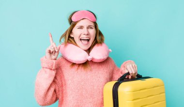 Kızıl saçlı, güzel bir kadın bir fikri fark ettikten sonra mutlu ve heyecanlı bir dahi gibi hissediyor. uçuş yolcu kavramı