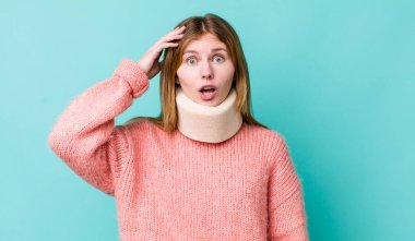 Kızıl saçlı güzel kadın mutlu, şaşkın ve şaşırmış görünüyor. kaza tasması konsepti